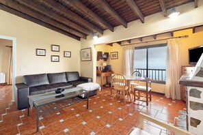 TV, fireplace - Vacation Home 'Los Nardos' with Sea View, Private Terrace and Private Garden (La Orotava)