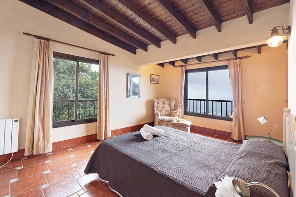 2 bedrooms, iron/ironing board, bed sheets - Vacation Home 'Los Nardos' with Sea View, Private Terrace and Private Garden (La Orotava)