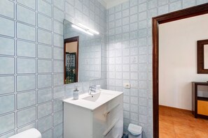 Regadera, secadora de cabello, toallas 