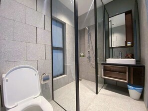 City Apartment | Bathroom - Scarletz Suite Family Stay (Kuala Lumpur)