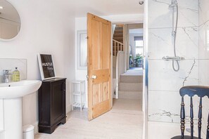 Hair dryer, towels - Stunning Townhouse with Large Garden - Sleeps 8 (Cheltenham)