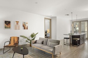 อพาร์ทเมนท์ | บริเวณนั่งเล่น | สมาร์ททีวี 43 นิ้ว พร้อมช่องดิจิตอล, Netflix, Hulu