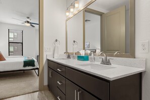 シャワー付き浴槽、ヘアドライヤー、タオル、シャンプー