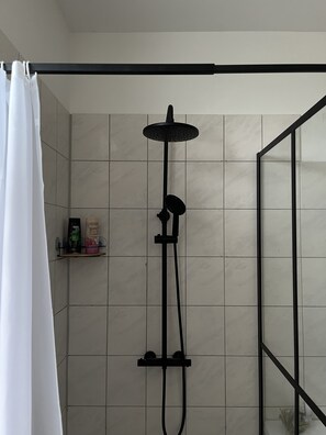 Hair dryer, towels, soap, shampoo - Comfortable vacation apartment with contactless check-in and digital guest directory (Pasewalk)