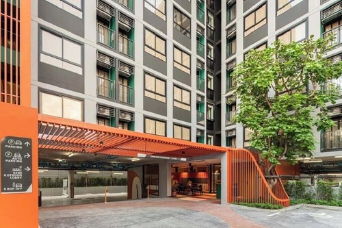 5 minutes to Kasetsart University, 20 minutes to Siam Paragon.