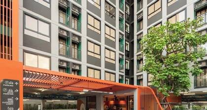 5 minutes to Kasetsart University, 20 minutes to Siam Paragon.