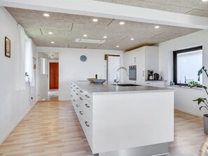 Kjøleskap, mikrobølgeovn, ovn og oppvaskmaskin