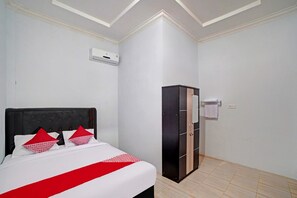 Desk, laptop workspace, free WiFi, bed sheets - Hotel O Madina Residence Syariah (Medan)