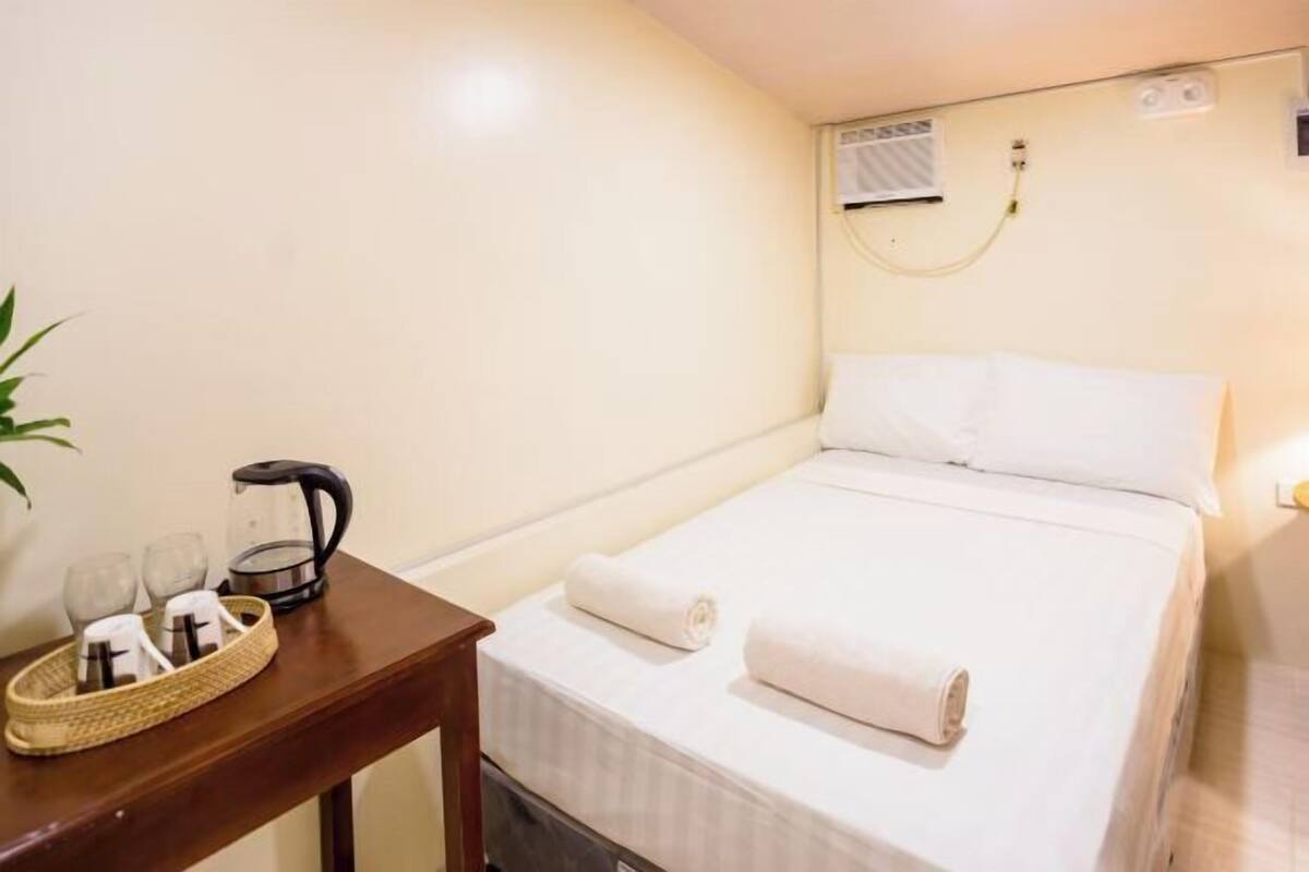 Desk, WiFi (free), bed sheets