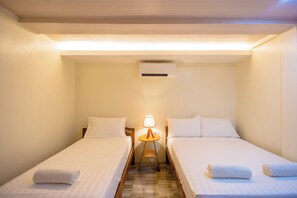 デラックス ルーム 1 ベッドルーム | デスク、WiFi (無料)、ベッドシーツ