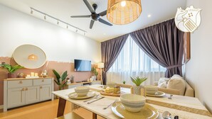 Un'area pranzo moderna con tavolo apparecchiato per quattro persone, una ventola a soffitto e un'ampia finestra con tende.