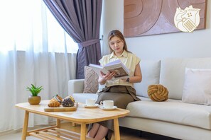 50 inci sebuah televisyen pintar dengan digital, konsol permainan video 