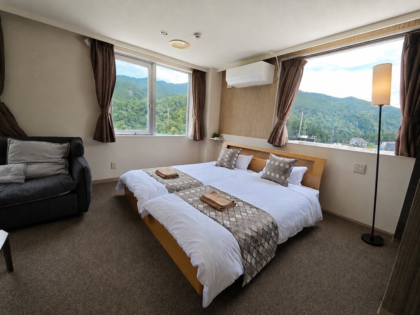 Superior Studio Suite, Hill View | Down comforters, desk, WiFi (free)
