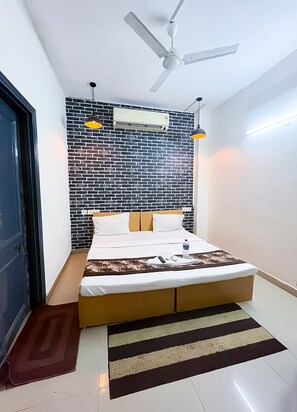 Deluxe Double Room - Roomshala 116 Krishna Villa (New Delhi)