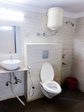 Kamar Double Deluks | Kamar mandi | Sandal