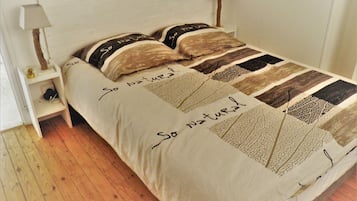 2 habitaciones, escritorio y tabla de planchar con plancha