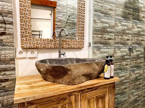 Dusj, hårføner, håndklær og såpe