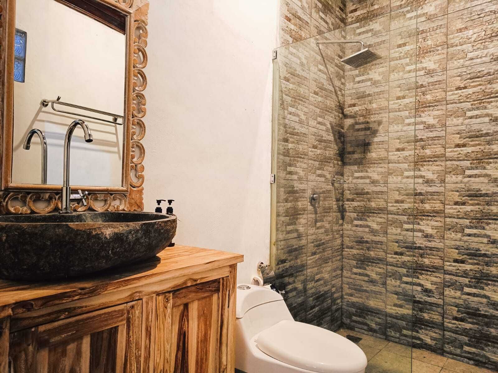 Douche, séchoir à cheveux, serviettes fournies, savon