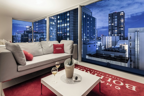 Habitación de lujo con 2 camas individuales, baño privado, vista a la ciudad (Top Floor, 14F) | 1 habitación, edredón, minibar y caja de seguridad en la habitación