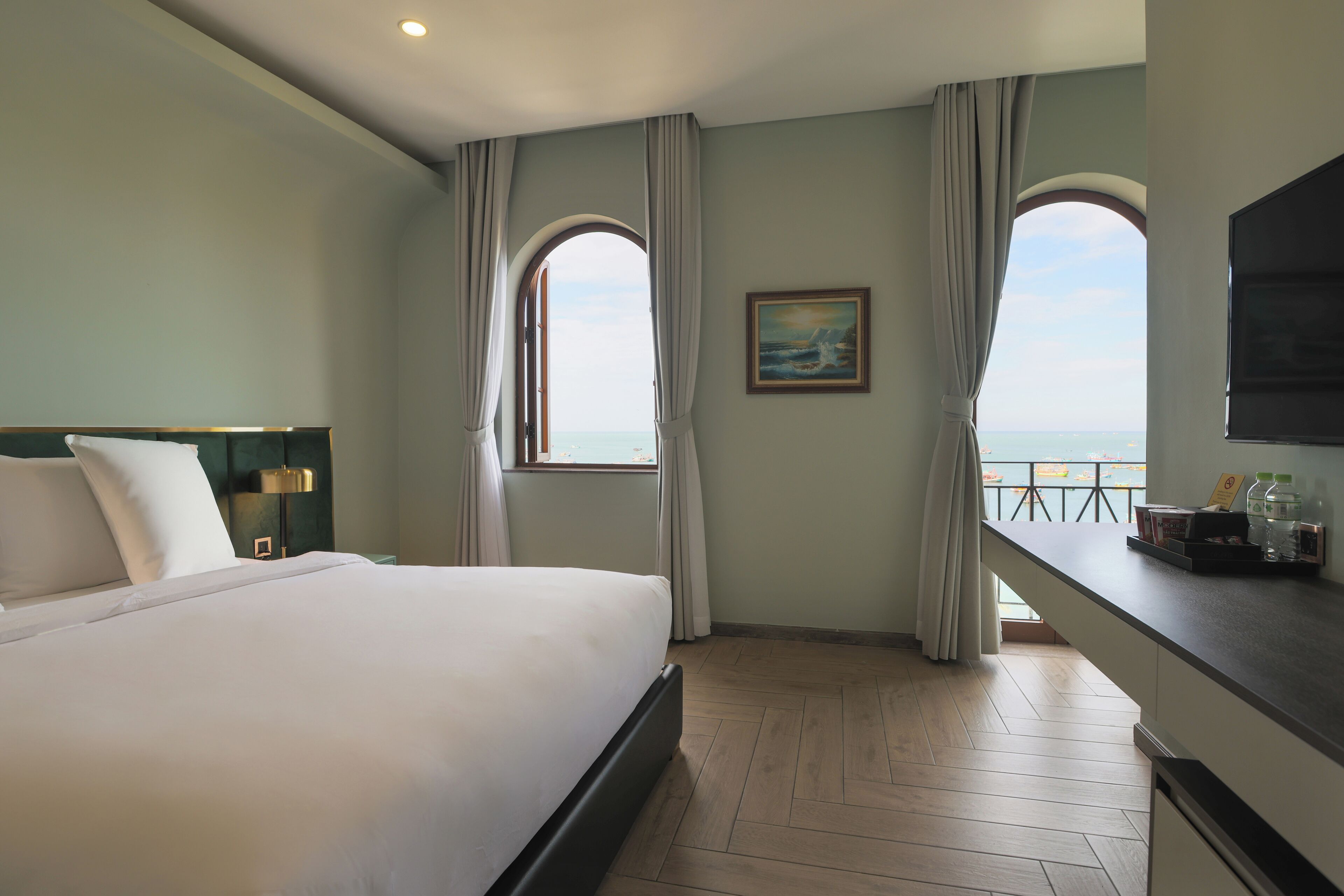 Deluxe Queen Room with Sea View | In-room safe, blackout drapes, soundproofing, iron/ironing board