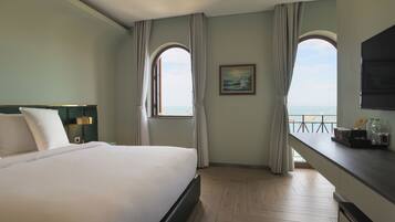 Deluxe Queen Room with Sea View | In-room safe, blackout drapes, soundproofing, iron/ironing board