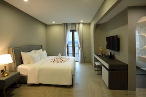 Habitació doble prèmium, 1 llit de matrimoni gran, vistes a la platja | 1 dormitori, caixa forta a l'habitació i cortines opaques