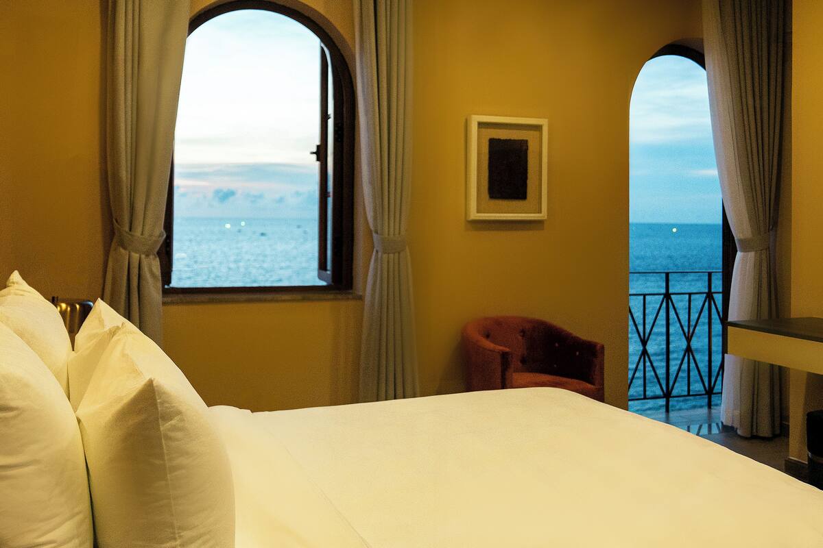 Deluxe Queen Room with Sea View | Beach/ocean view