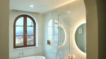 Premium King Room With Sea View And Balcony | In-room safe, blackout drapes, soundproofing, iron/ironing board