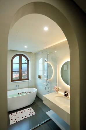 In-room safe, blackout curtains, soundproofing, iron/ironing board - CASEPIA (Phu Quoc)