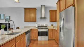 Lemari es, microwave, oven, dan mesin pencuci piring