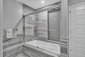 Ensemble douche/baignoire, articles de toilette gratuits, sèche-cheveux