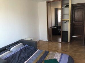 2 slaapkamers, een strijkplank/strijkijzer, gratis wifi, beddengoed