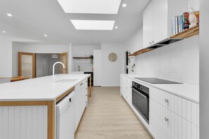 Køleskab, mikrobølgeovn, ovn, kogeplade