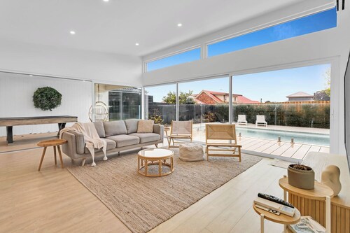 The Family Beachside Escape HOUSE & GUEST HOUSE by Ready Set Stay- Pool, Linen 