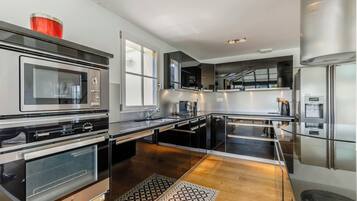 Een koelkast, een microgolfoven, een oven, een kookplaat