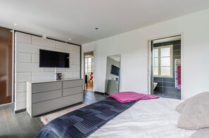 3 bedrooms, iron/ironing board, free WiFi