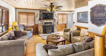 Johan's Village Haus By Destination Big Bear: Located in the Village. Walk to Lake! Spa!