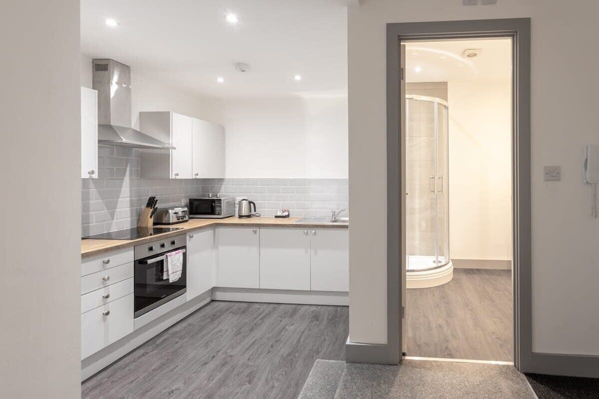 ثلاجة، ميكروويف، فرن، موقد طهي مسطح