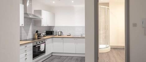 ثلاجة، ميكروويف، فرن، موقد طهي مسطح