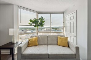 Smart TV, offices - 2BR Executive City Suite With Gym & Pool (Arlington)