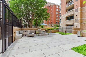 Outdoor dining - 2BR Executive City Suite With Gym & Pool (Arlington)