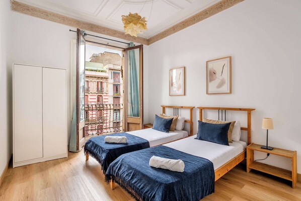 4 Schlafzimmer, Schreibtisch, Bügeleisen/Bügelbrett, WLAN