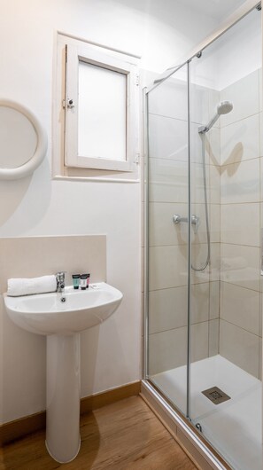 Badewanne, Haartrockner, Handtücher