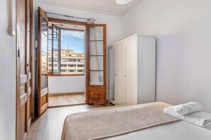 4 bedrooms, desk, iron/ironing board, WiFi