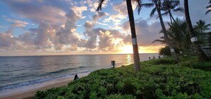 On the beach - Beach Front Condo w/ Beautiful Sunrises on Private Sandy Beach + Turtles + Perfect Snorkel Spot (Hauula)