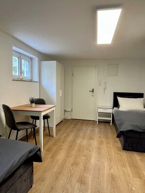 1 bedroom, WiFi, bed sheets - 05 Central & quiet with SmartTV (Fellbach)
