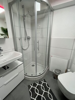 Shower, hair dryer, towels - 05 Central & quiet with SmartTV (Fellbach)