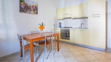 Een koelkast, een oven, een kookplaat, een koffiezetapparaat/waterkoker