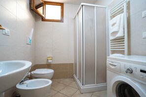 Secador de pelo, toallas, jabón, shampoo