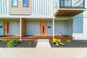 Exterior detail - Shipping Container/Marysville-Dublin/golf/pets ok (Marysville)